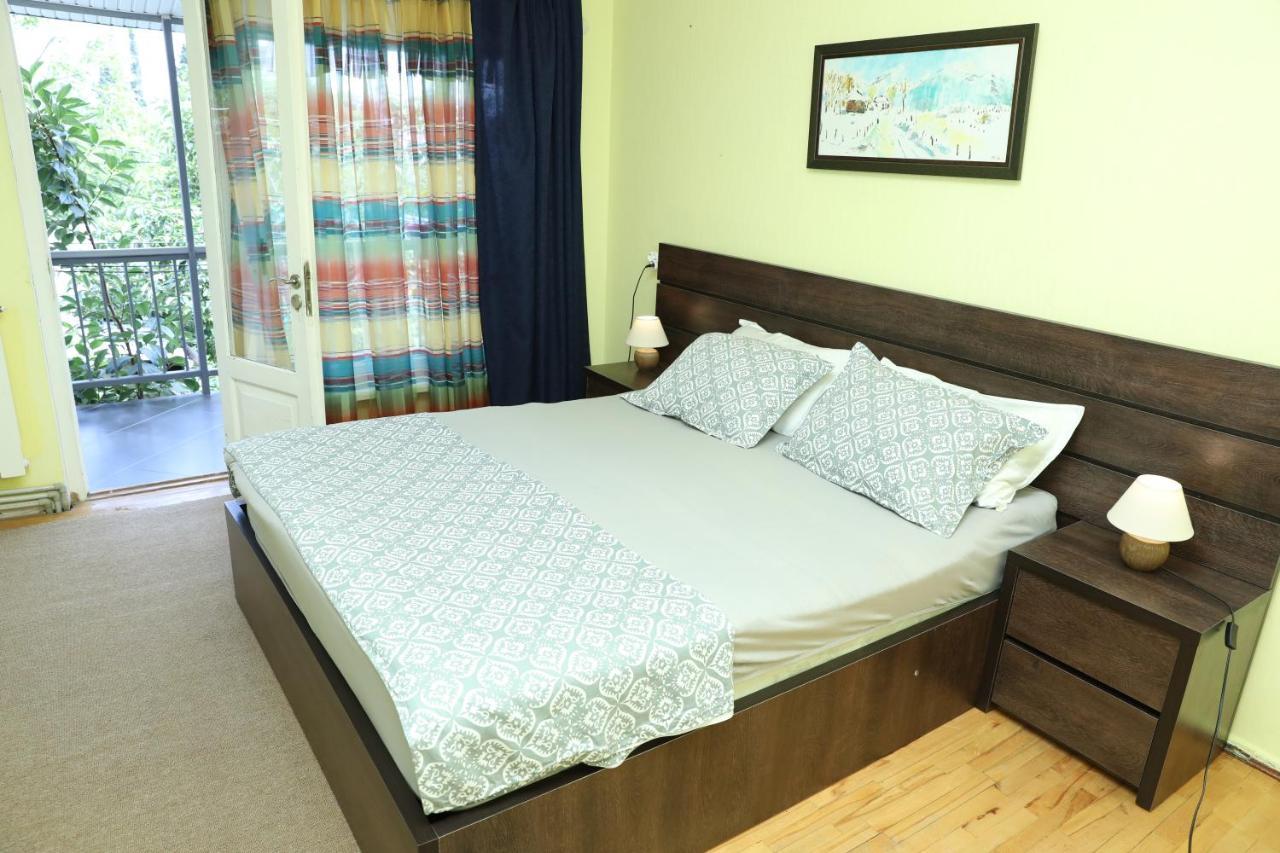 4Bd Appartaments With Cozy Garden Tbilisi Exteriör bild